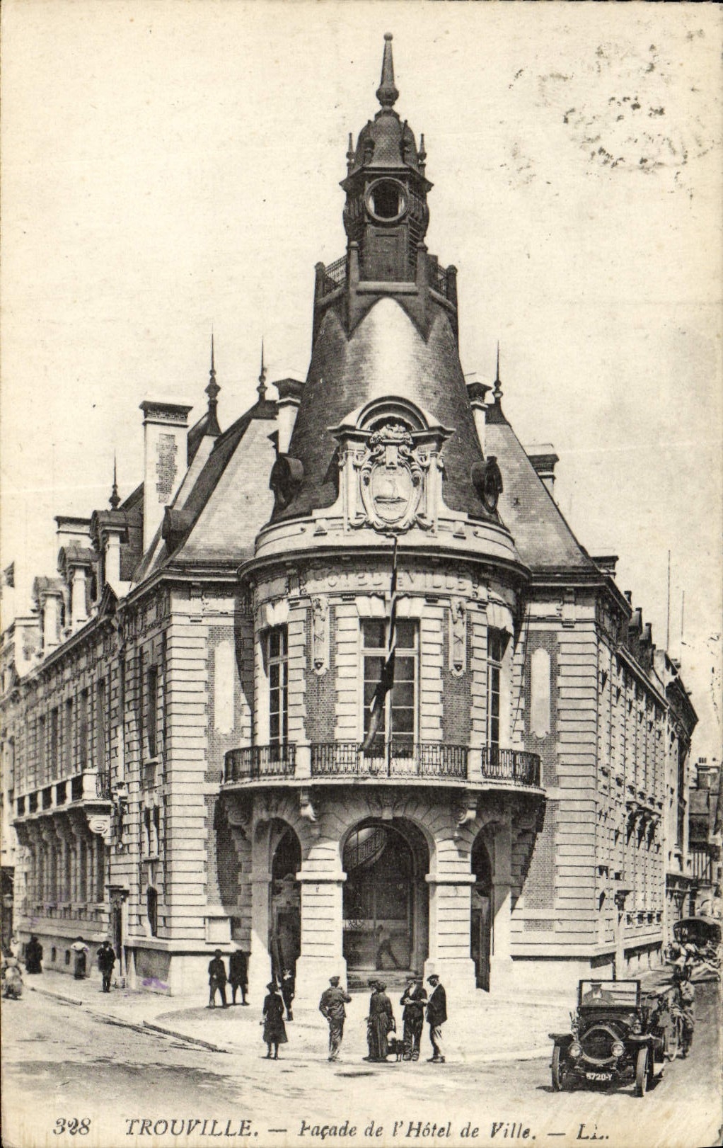 CPA Trouville Facade de L'Hotel de Ville