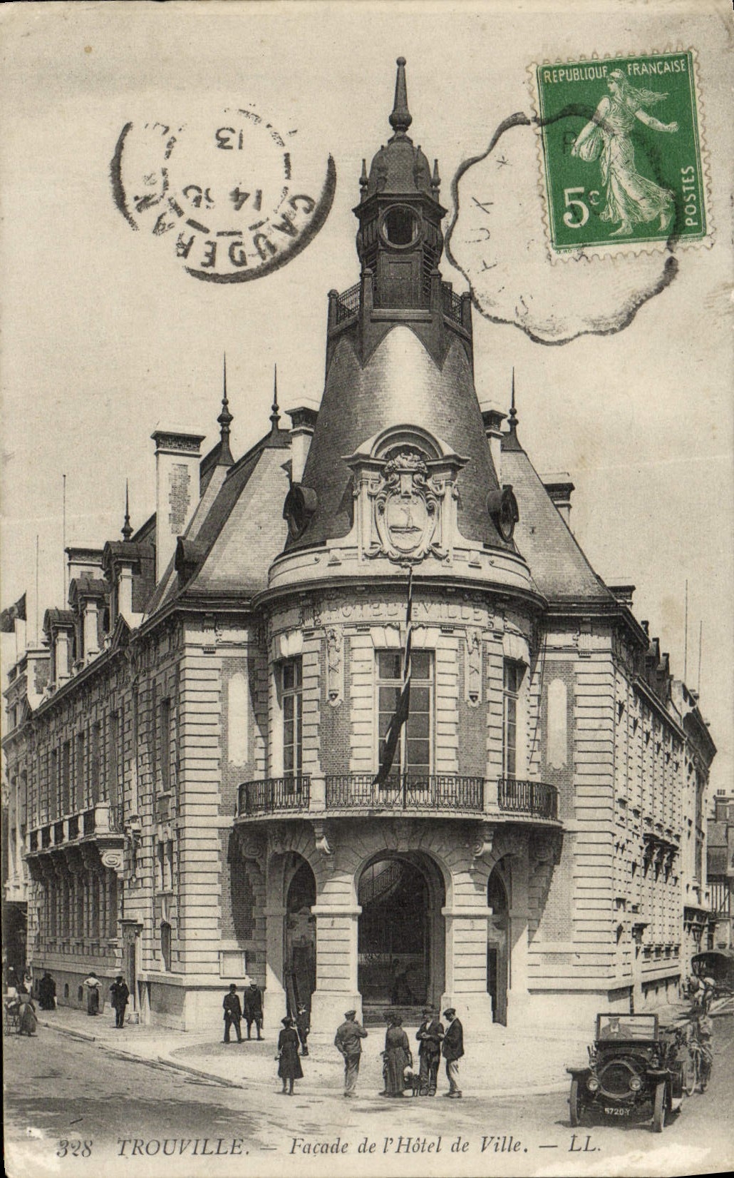 CPA Trouville Facade de L'Hotel de Ville