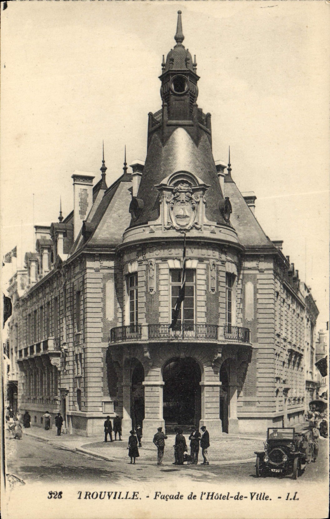 CPA Trouville Facade de L'Hotel de Ville