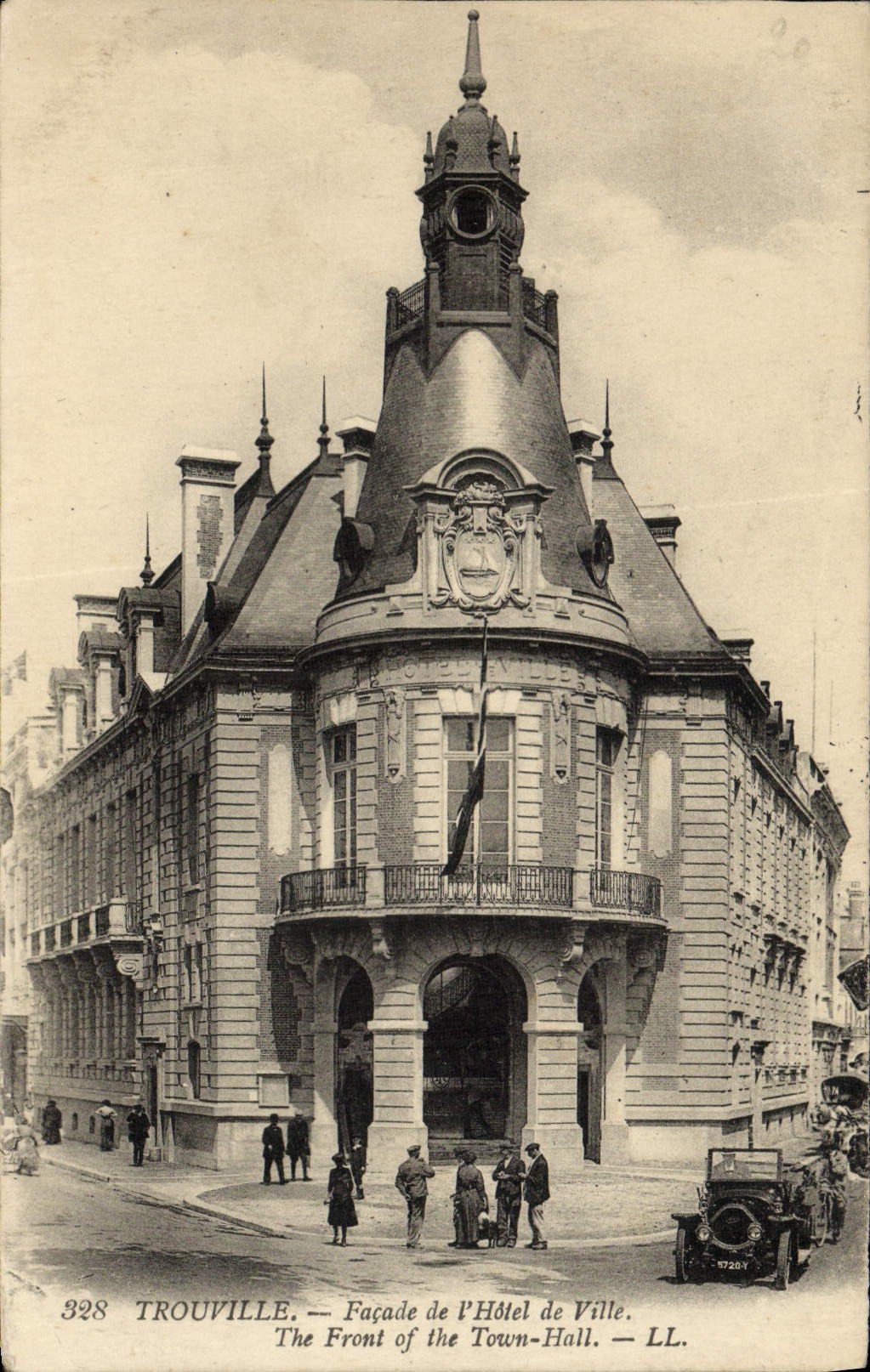 CPA Trouville Facade de L'Hotel de Ville