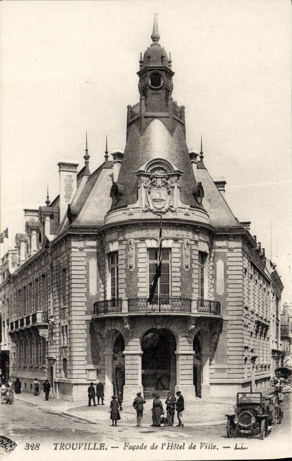 CPA Trouville Facade de L'Hotel de Ville