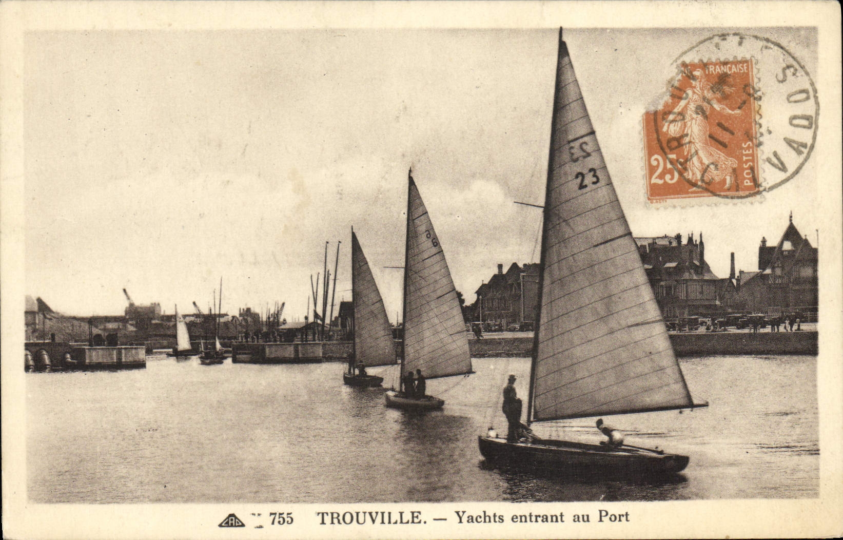 CPA Trouville Yacht entrant au port Bateaux