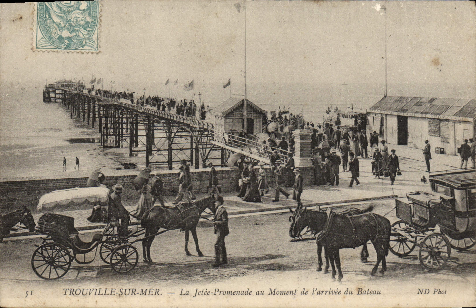 CPA Trouville La Jetee Promenade au Moment de Parrivee du Bateau