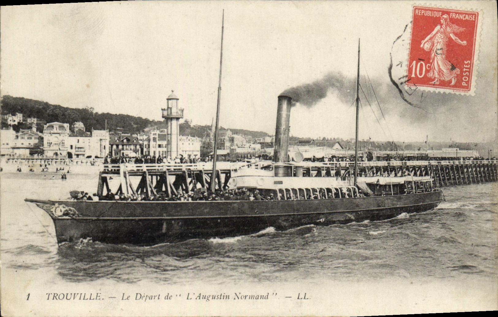 CPA Trouville Le depart de l'Augustin Normand Bateau 