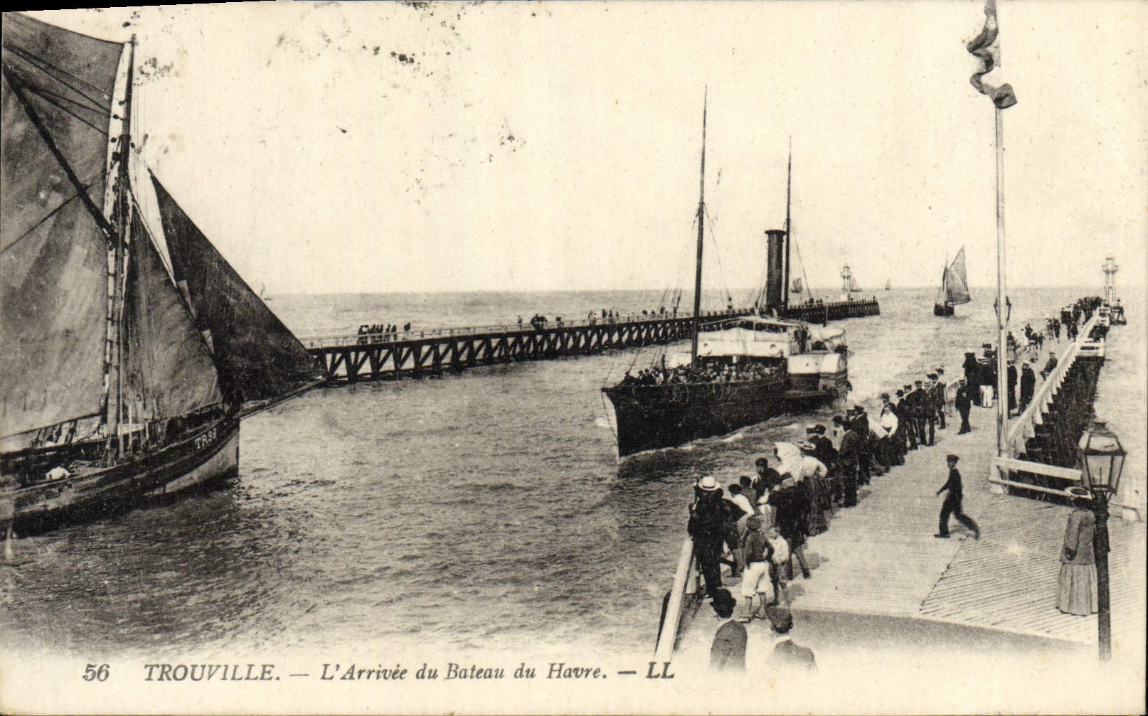 CPA Trouville L'Arrivee du bateau du havre