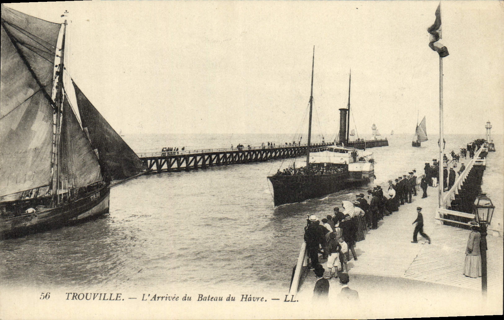 CPA Trouville L'Arrivee du bateau du havre