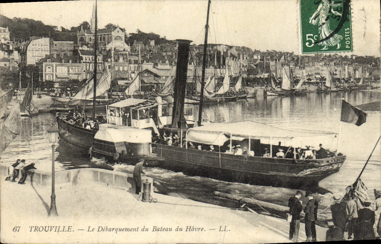 CPA Trouville Le debarquement du bateau du havre