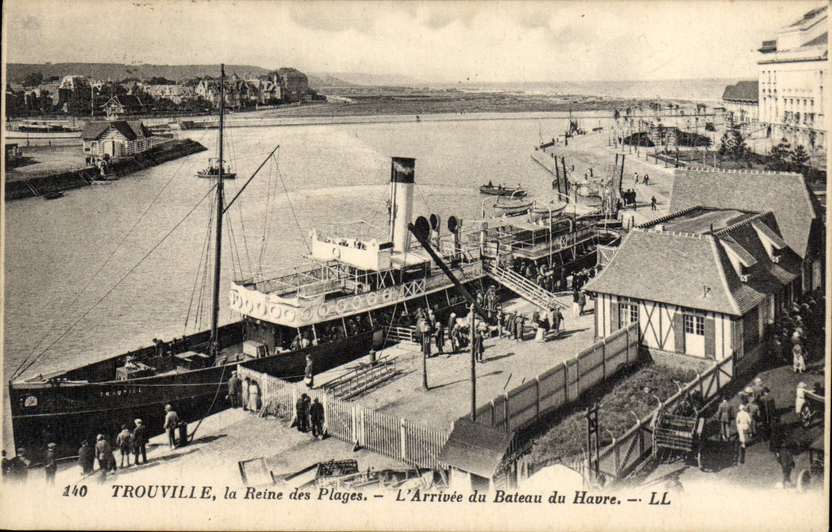 POSTAL Trouville de la VENDIMIA la reina de las playas la llegada del barco del puerto