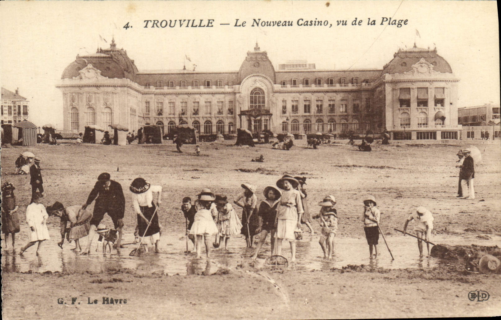 CPA Trouville Le nouveau casino vu de la plage Enfants