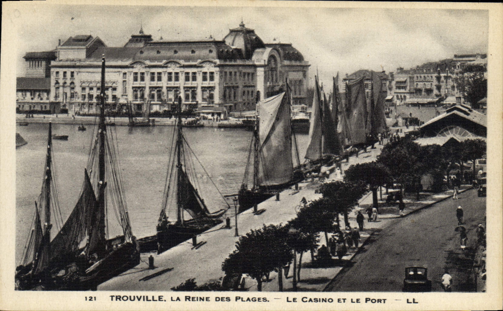 POSTAL Trouville de la VENDIMIA la reina de las playas el casino y los barcos portuarios