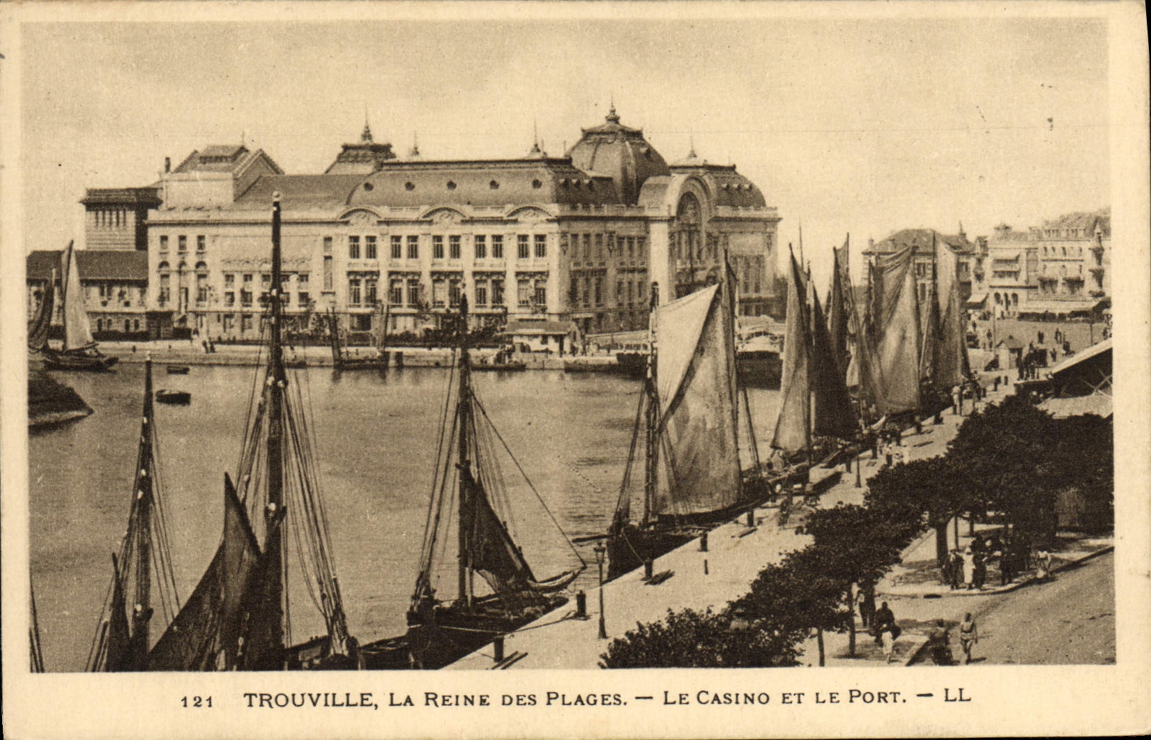 CPA Trouville La reine des plages le casino et le port Bateaux