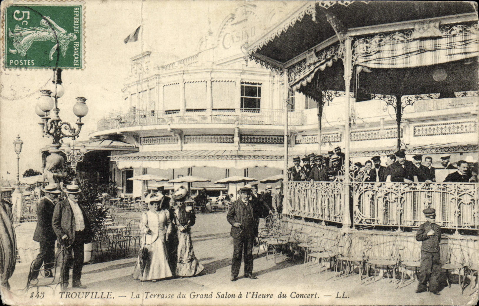 CPA Trouville La terrasse du grand salon a l'heure du concert