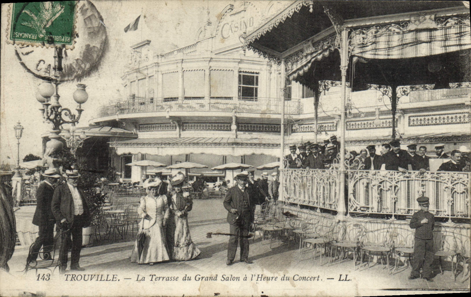 CPA Trouville La terrasse du grand salon a l'heure du concert