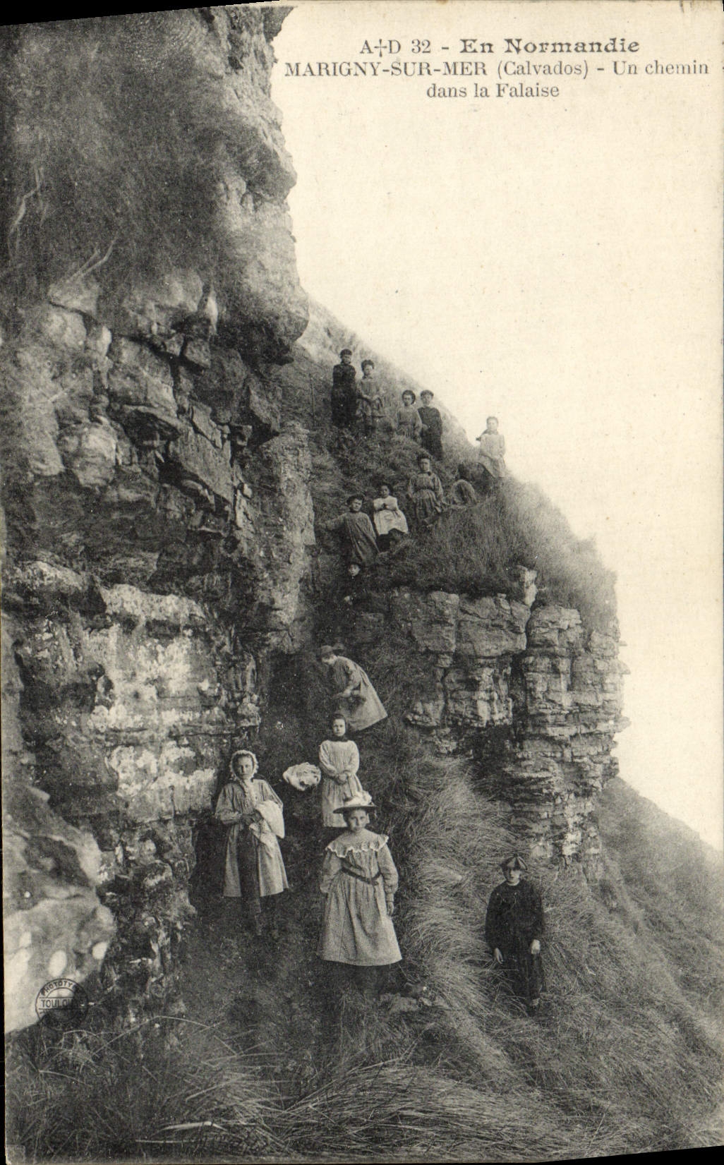 VINTAGE POSTCARD In Normandy Marigny on sea a way in the cliff Children