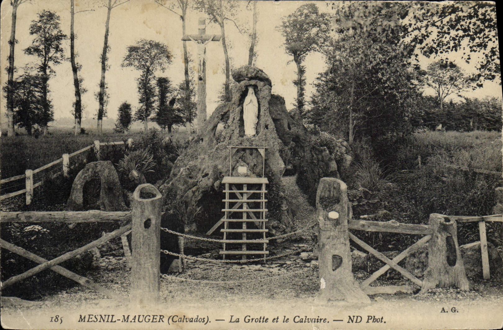 CPA Mesnil Mauger la grotte et le calvaire