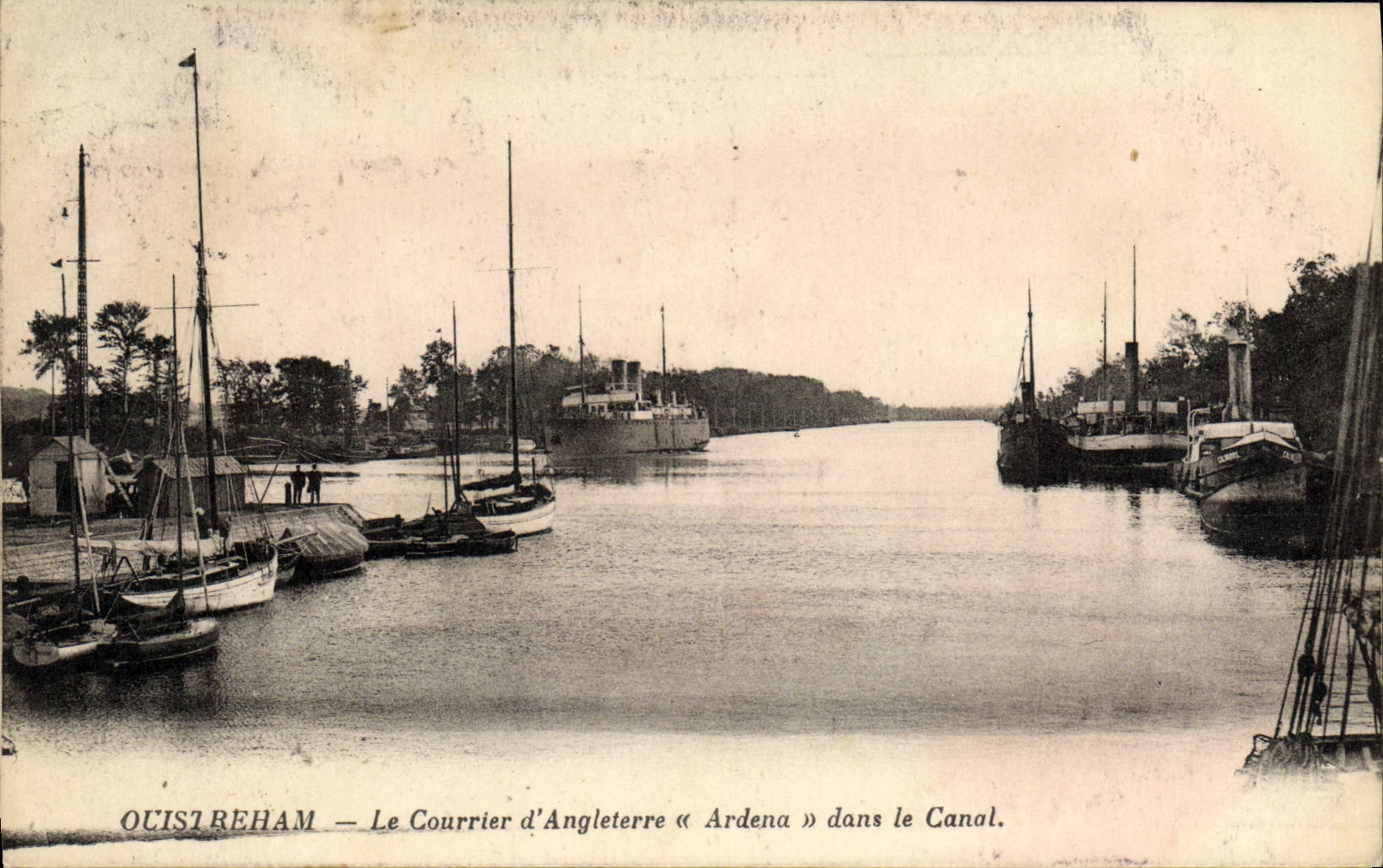 CPA Ouistreham Le courrier d'angleterre dans le canal Bateaux