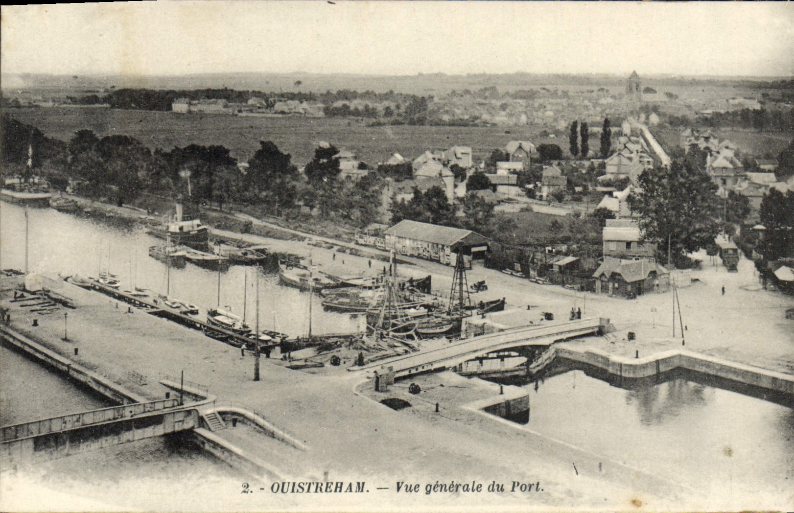 CPA Ouistreham Vue generale du port Bateaux