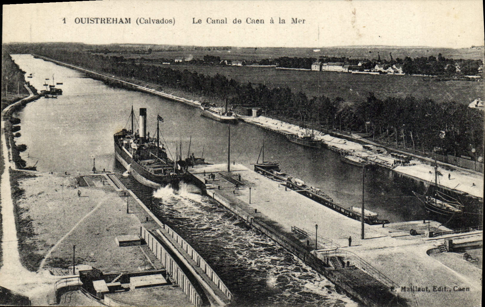 CPA Ouistreham Le canal de caen a la mer Bateau