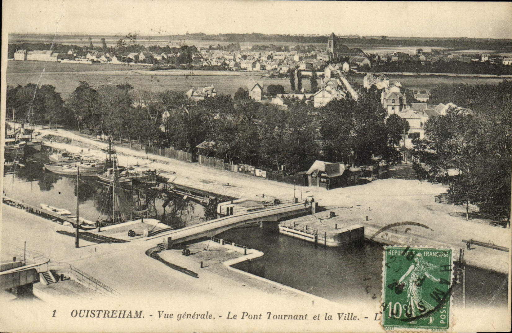 CPA Ouistreham Vue generale le pont tournant et la ville