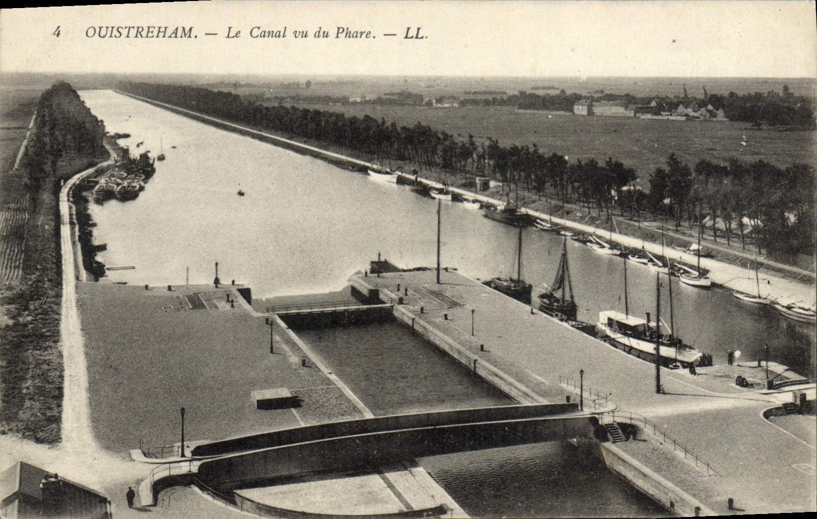 CPA Ouistreham Le canal vu du phare
