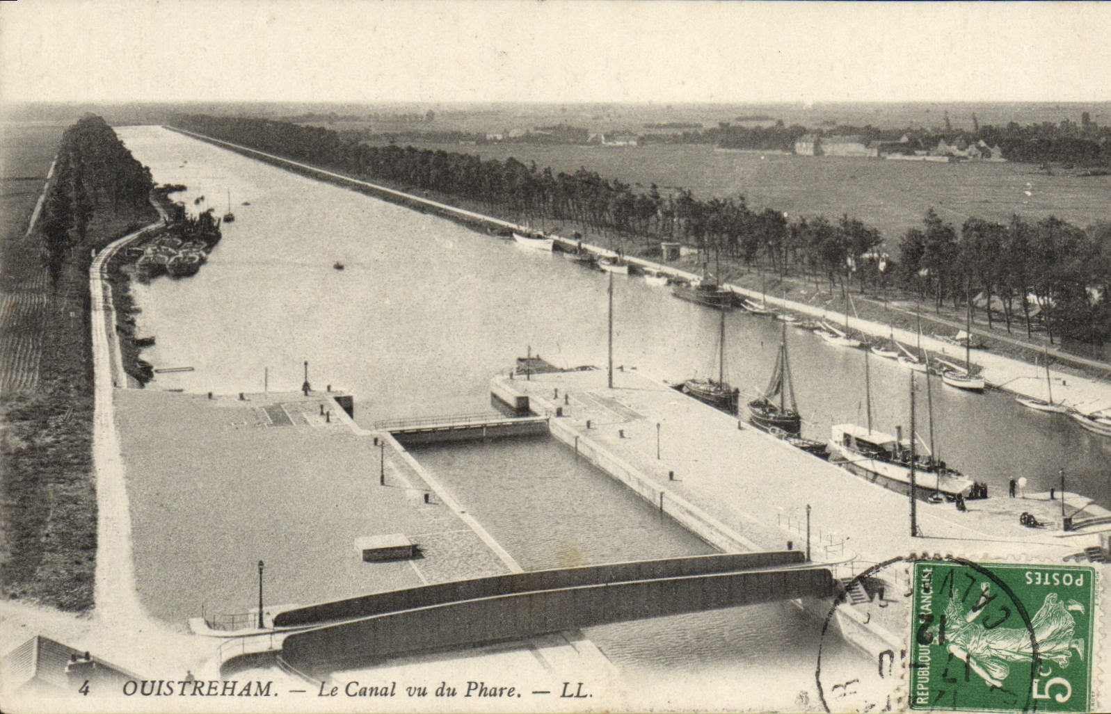 CPA Ouistreham Le canal vu du phare