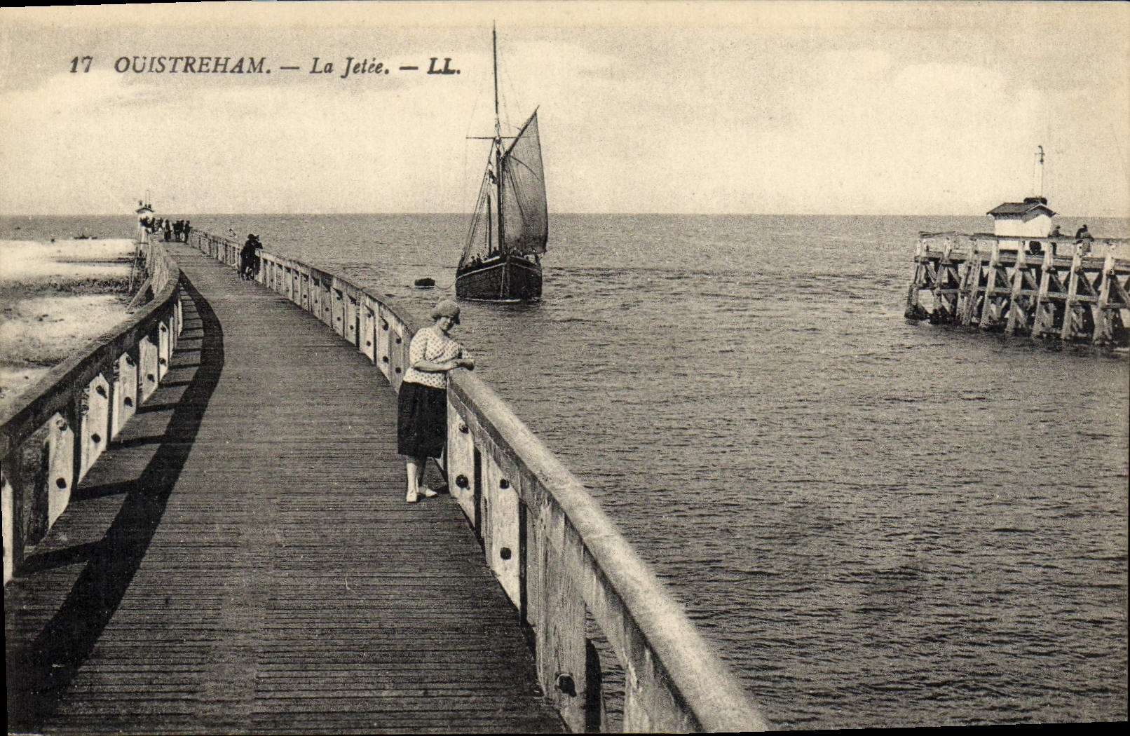 CPA Ouistreham La jetee Bateau