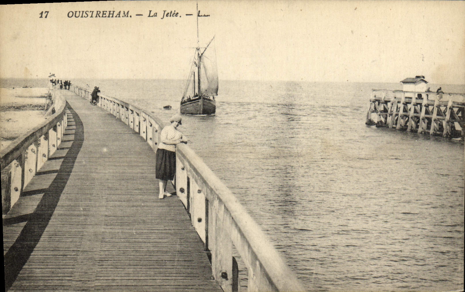 CPA Ouistreham La jetee Bateau