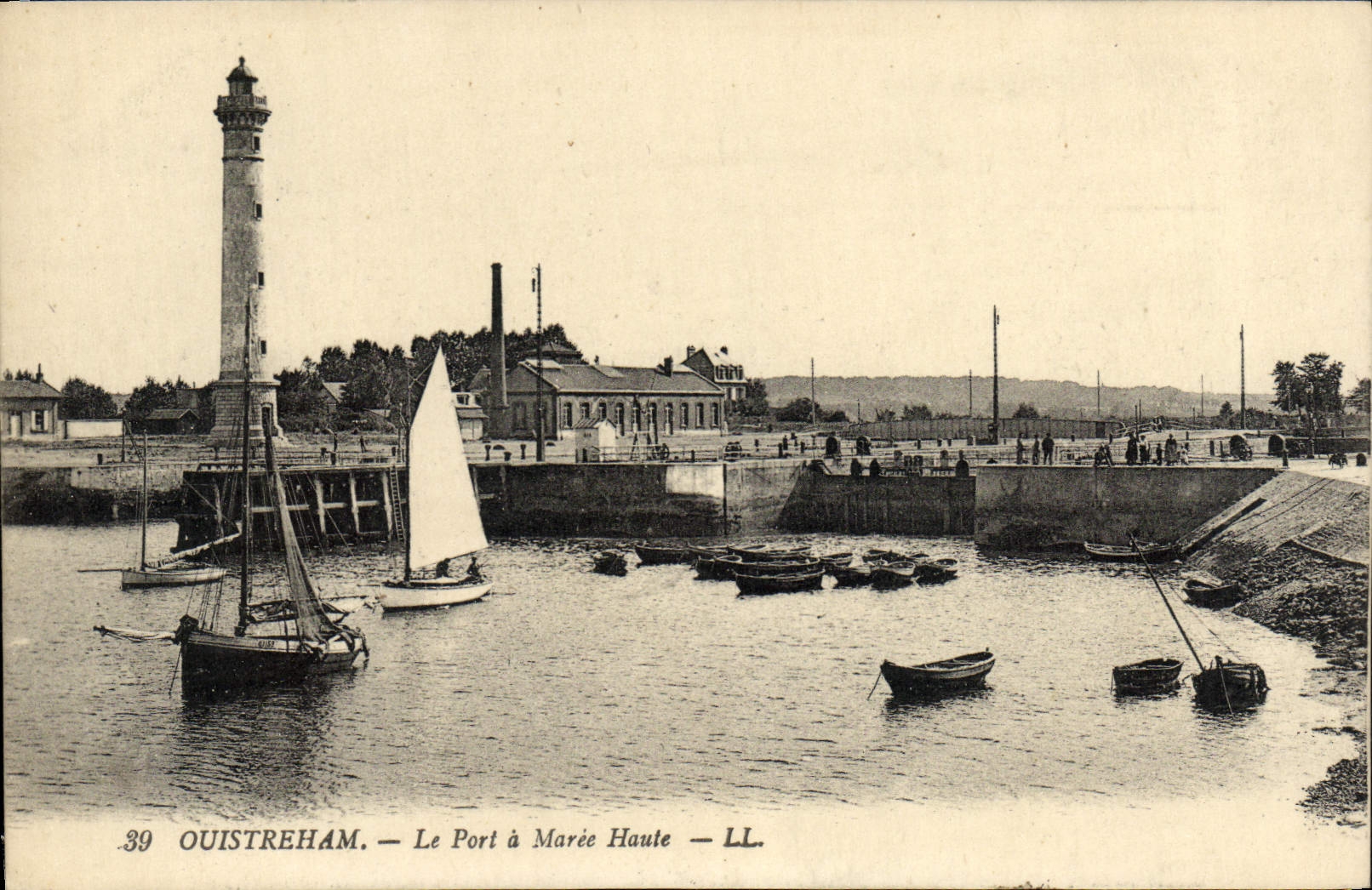 CPA Ouistreham Le port a maree haute Bateau
