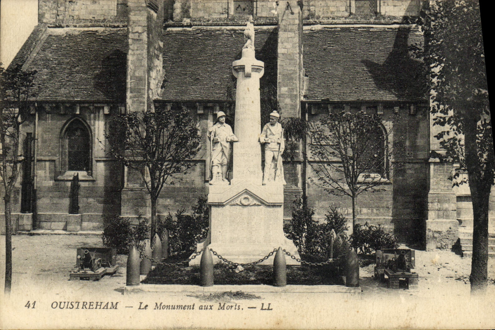 CPA Ouistreham Le monument aux morts Militaria