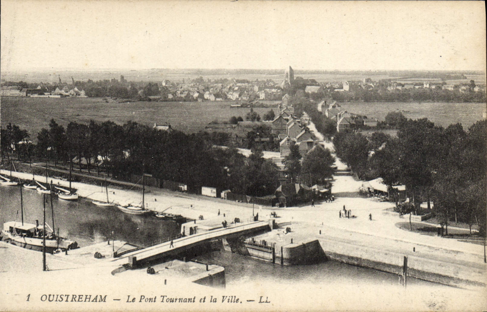 CPA Ouistreham Le pont tournant et la ville