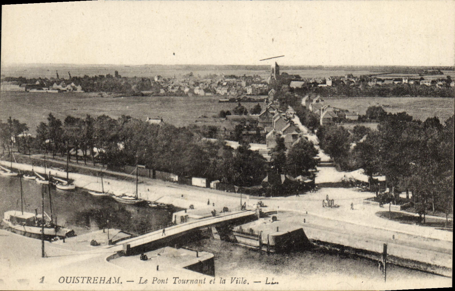 CPA Ouistreham Le pont tournant et la ville