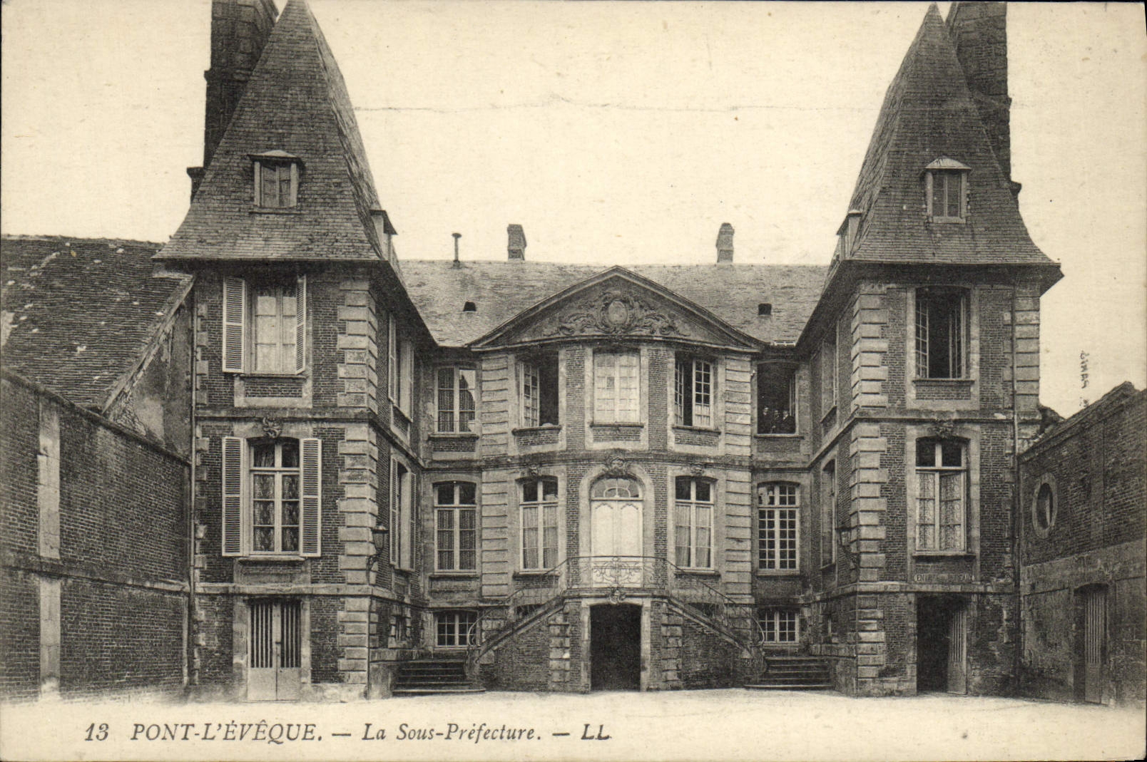 CPA Pont L'Eveque La sous prefecture