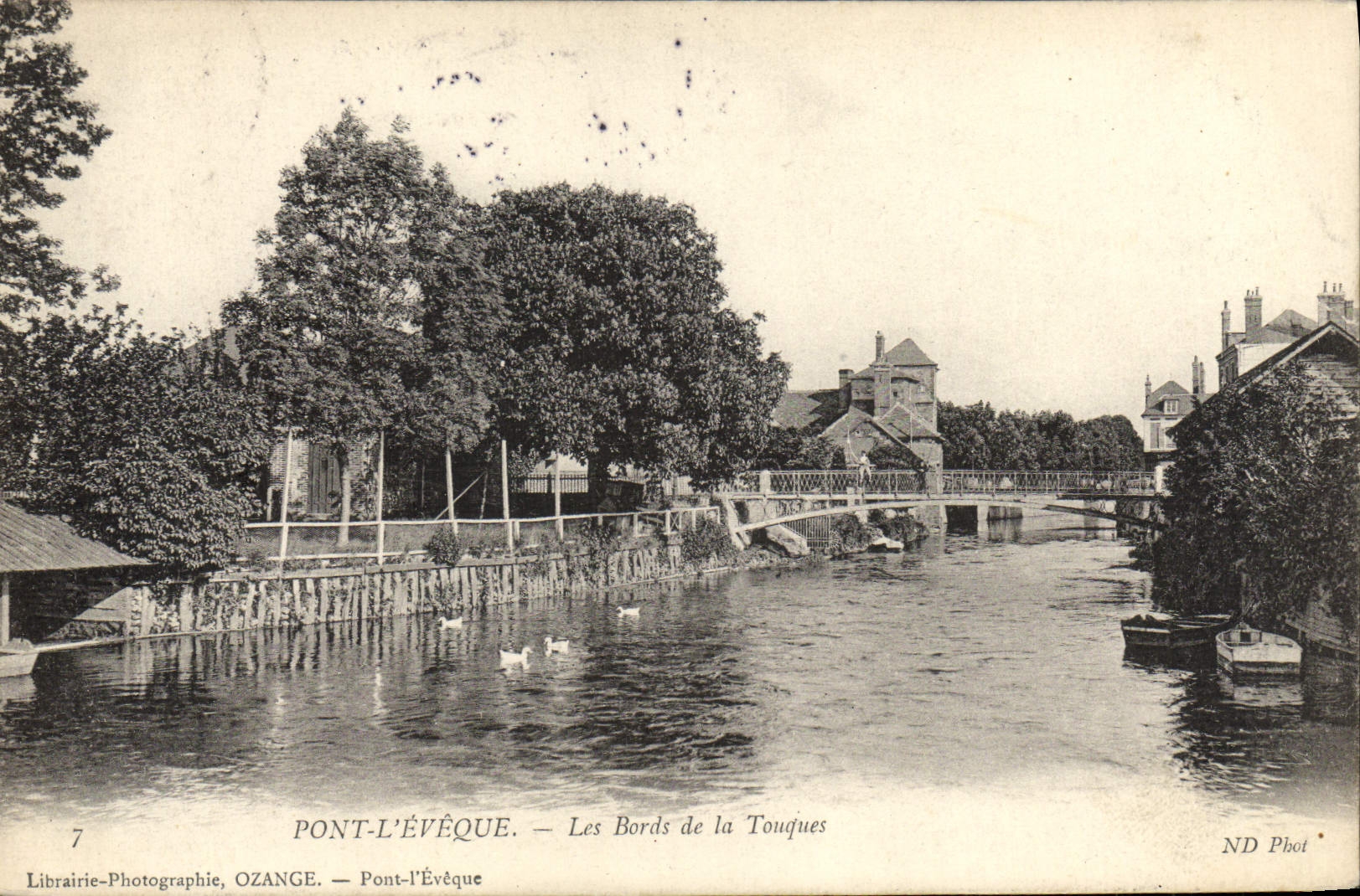 CPA Pont L'Eveque Les bords de la touques