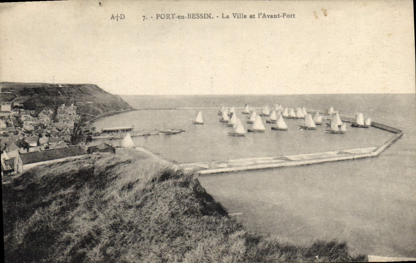 CPA Port En Bessin La ville et l'avant port Bateaux