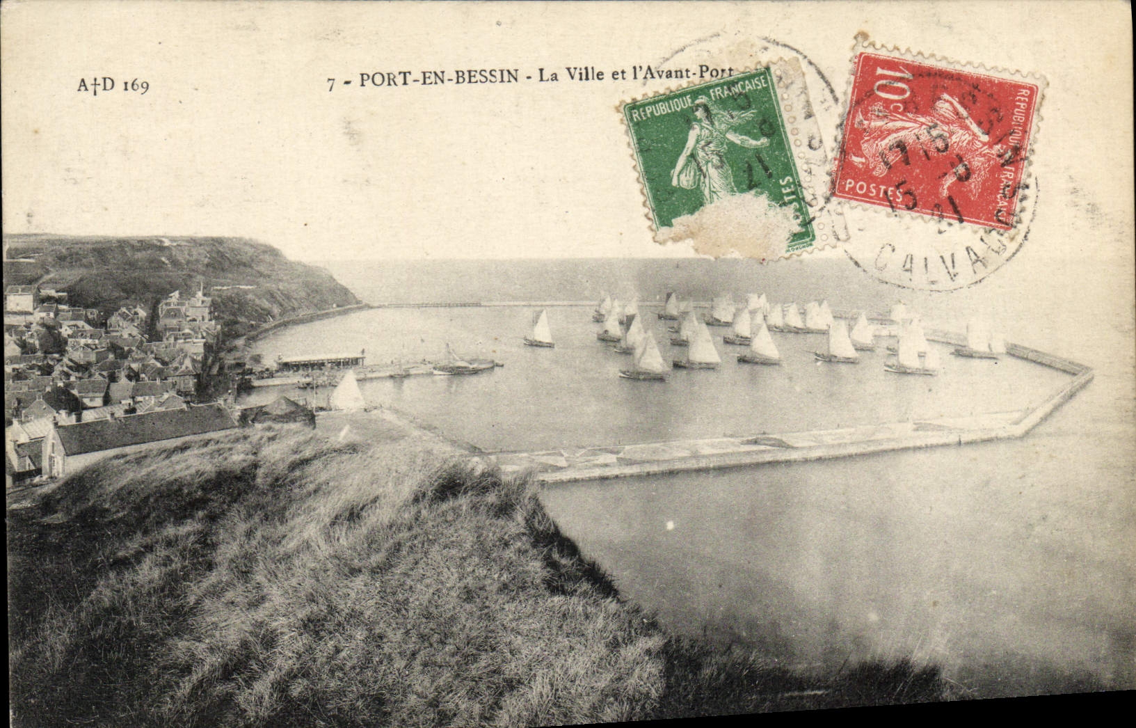 CPA Port En Bessin La ville et l'avant port Bateaux