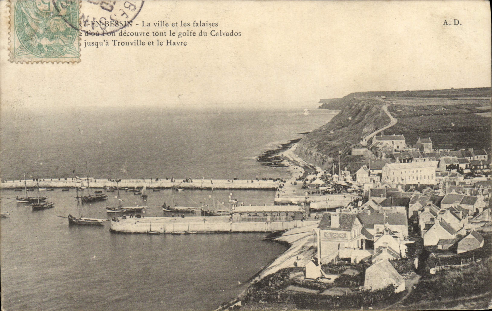 CPA Port En Bessin La ville et les falaises