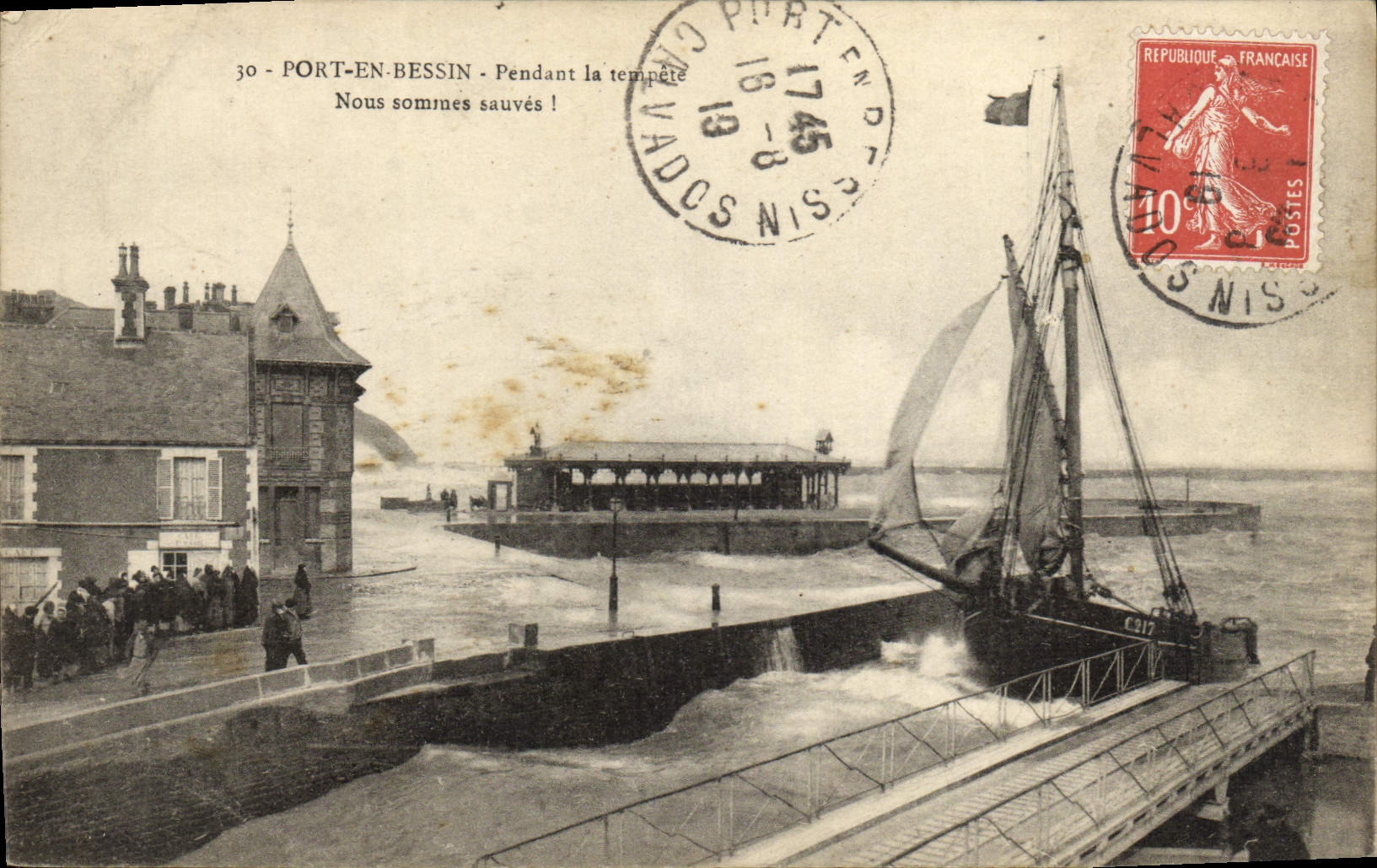 CPA Port En Bessin pendant la tempete Bateaux