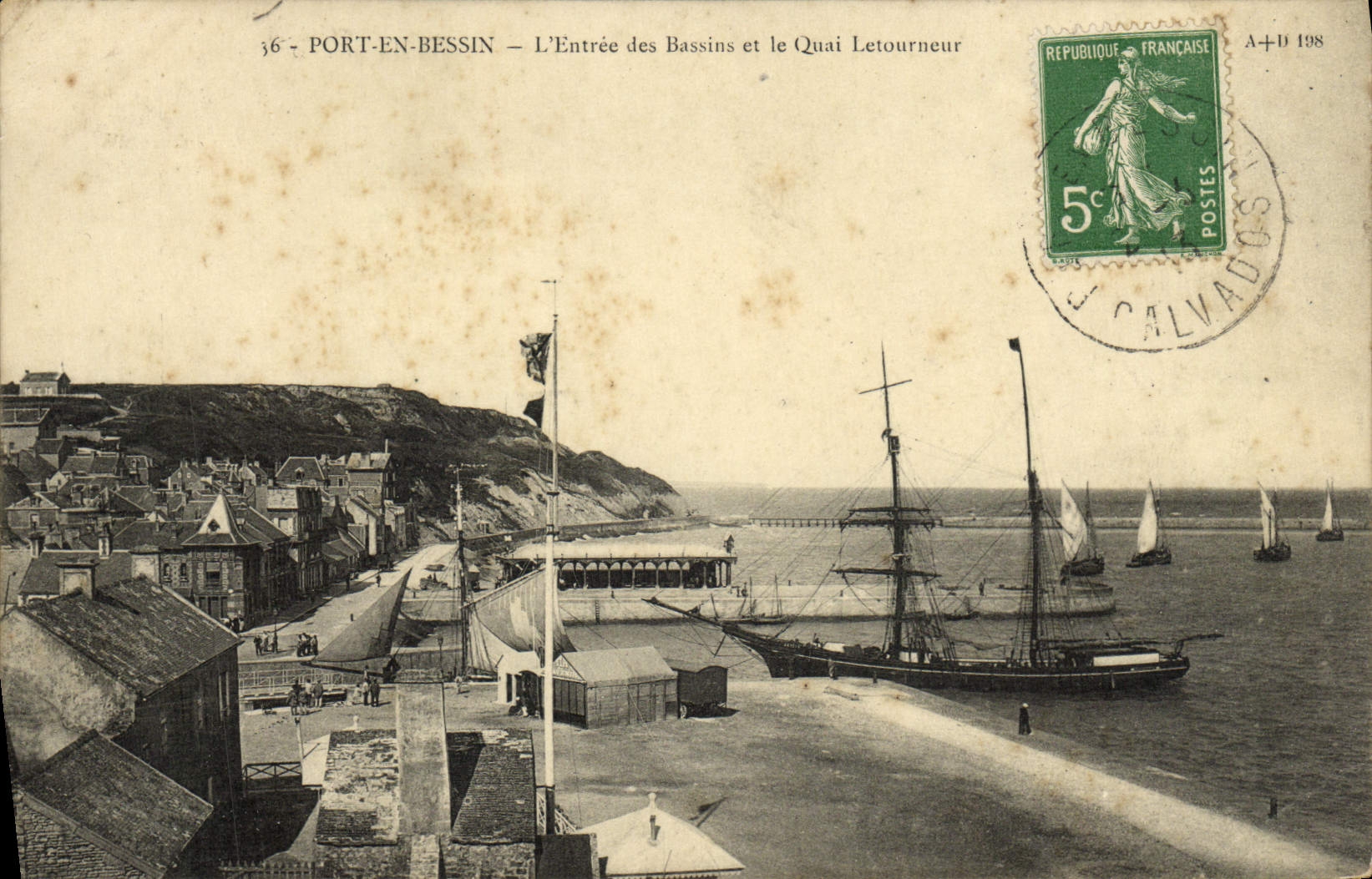 Puerto de la POSTAL de la VENDIMIA en Bessin la entrada de los lavabos y del barco de Letourneur del muelle