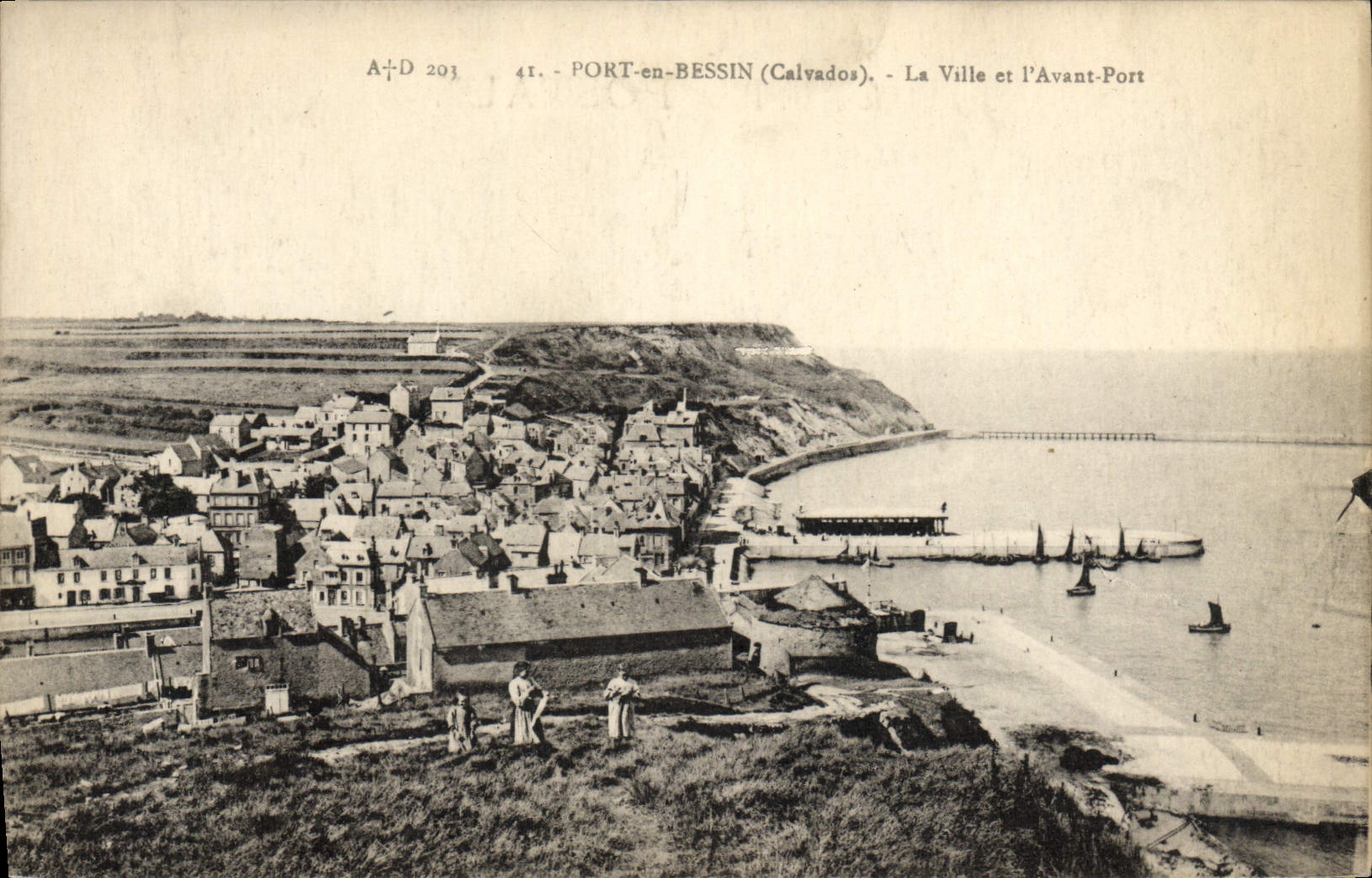 CPA Port En Bessin La ville et l'avant port
