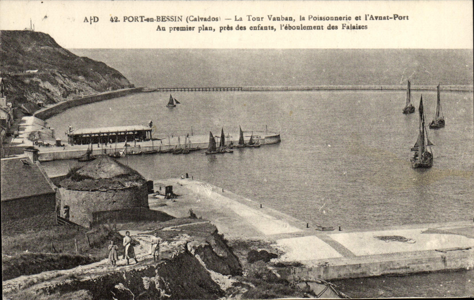 El puerto de la POSTAL de la VENDIMIA en Bessin la torre vauban los pescados hace compras y antes de los barcos portuarios