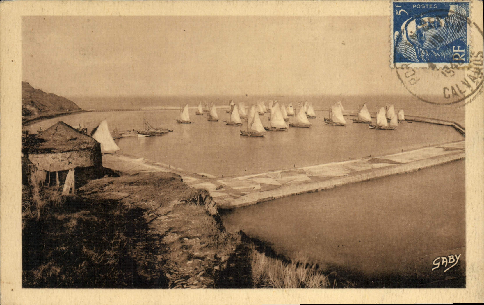 CPA Port En Bessin La tour Vauban et les jetees avant port Bateaux