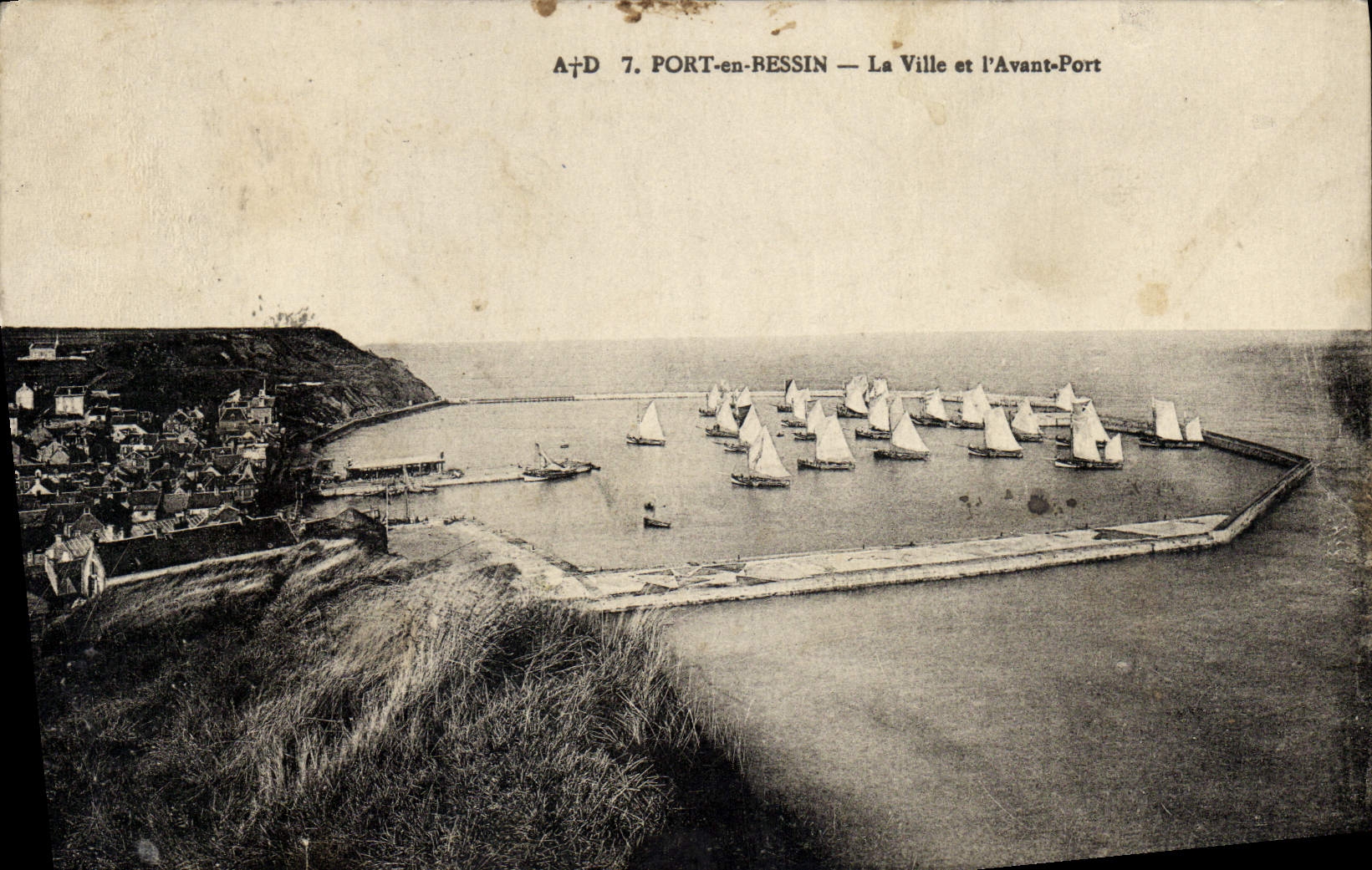 CPA Port En Bessin La ville et l'avant port Bateaux