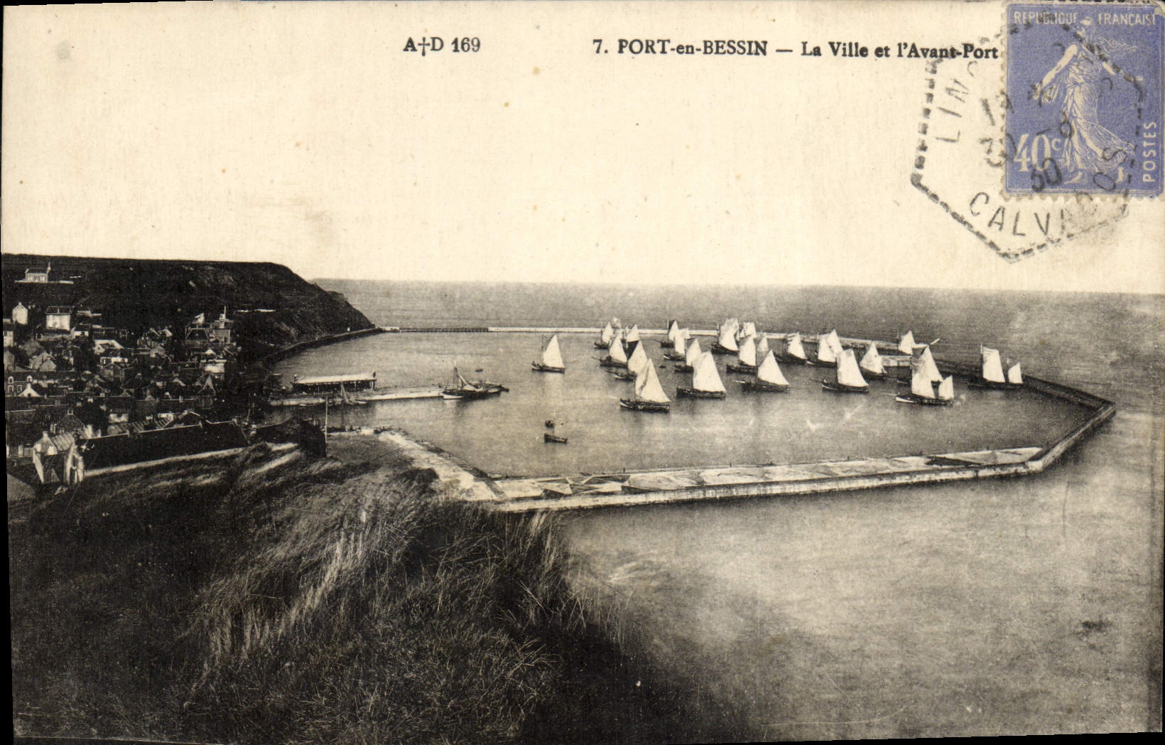 CPA Port En Bessin La ville et l'avant port Bateaux