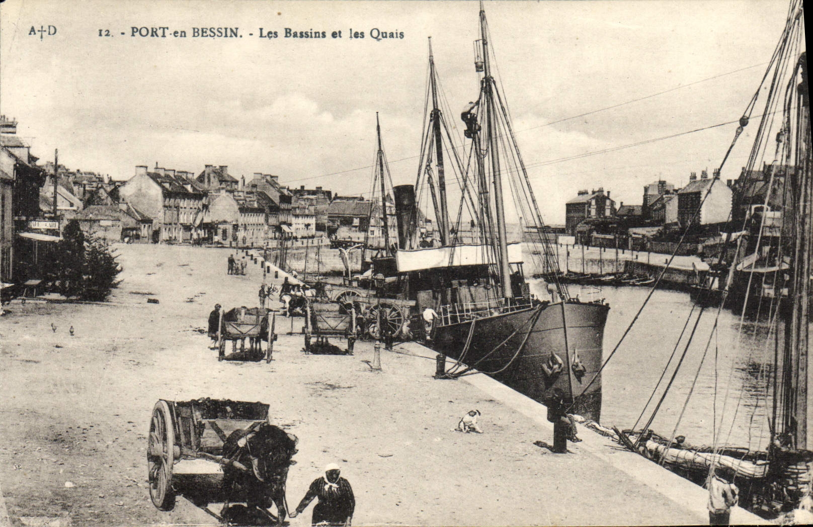 VINTAGE POSTCARD Port In Bessin basins and the quays Boats