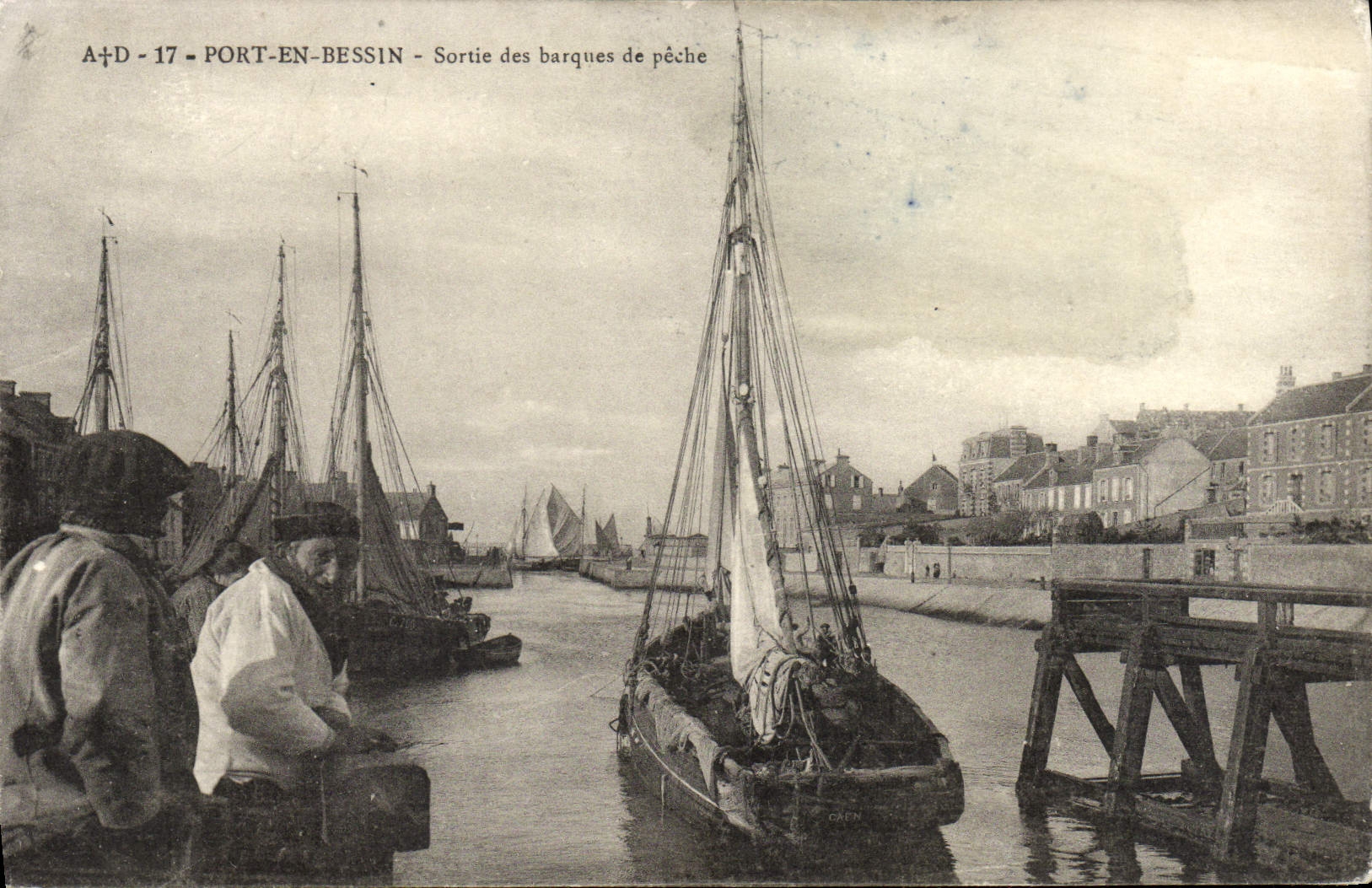 VINTAGE POSTCARD Port In Bessin left the boats of sin Boats