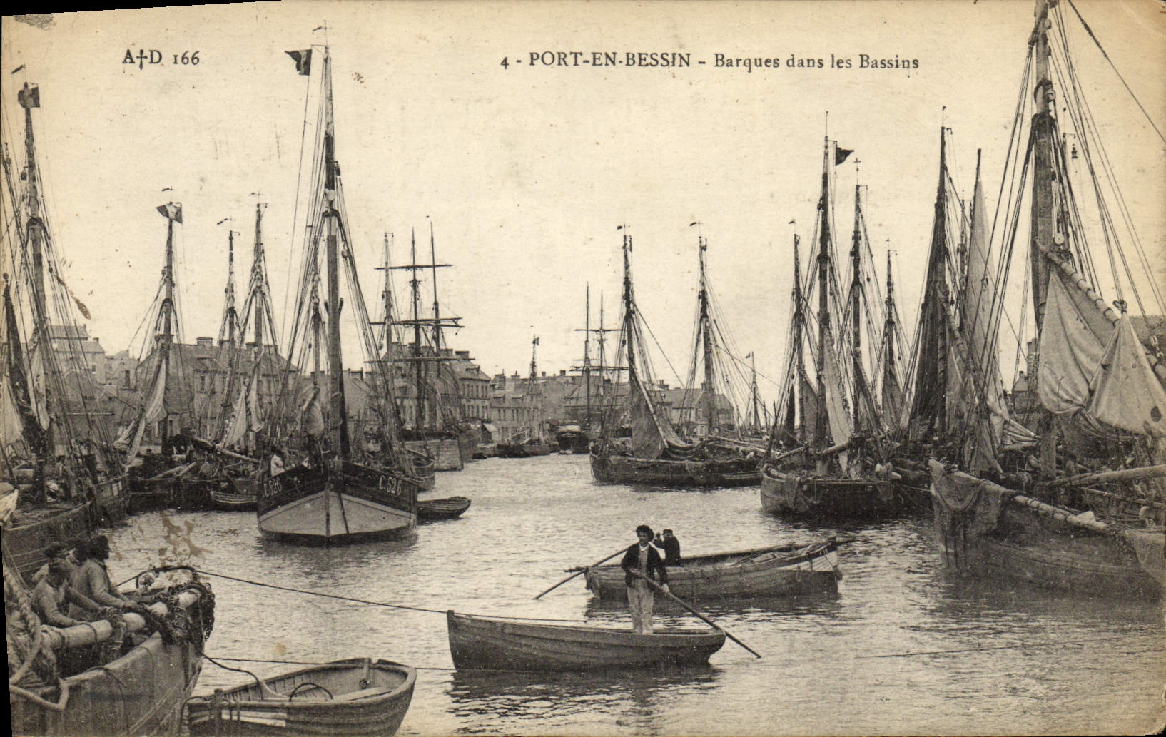 CPA Port En Bessin Barques dans les bassins Bateaux