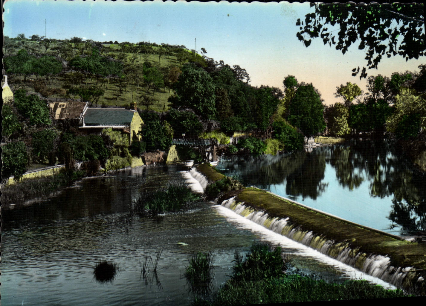 CPM La Suisse Normandie Pont d'Ouilly Barrage sur l'orne et la piscine