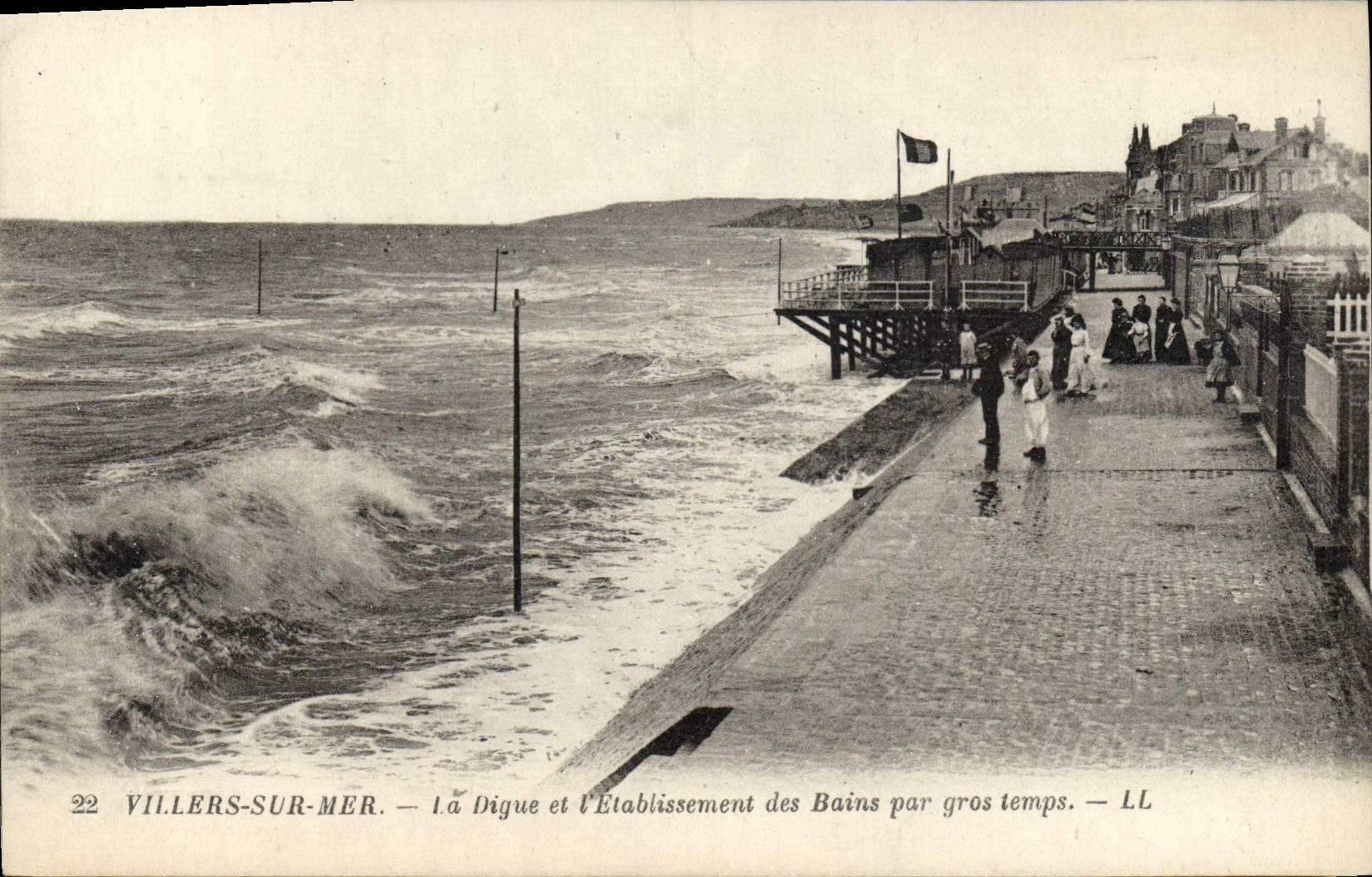 CPA Villers sur Mer La Digue et L'Etablissement des Bains par Gros Temps