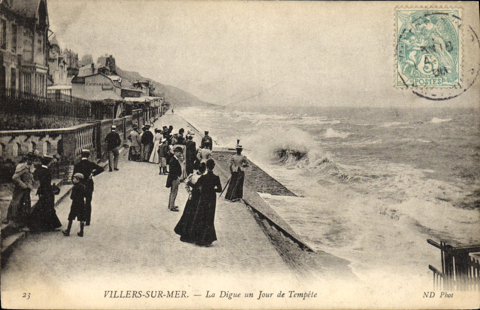 CPA Villers sur Mer La Digue un Jour de Tempete