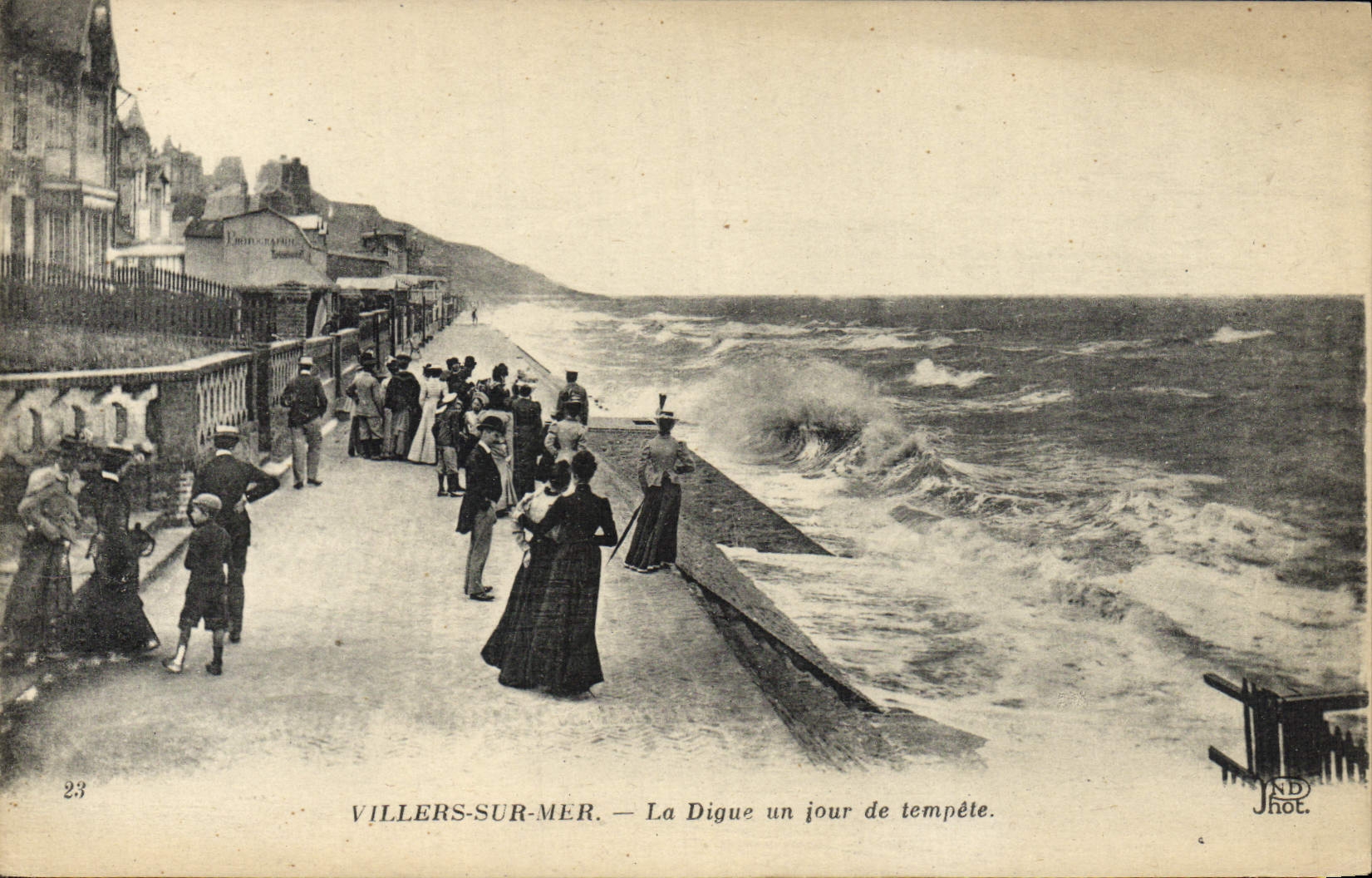 CPA Villers sur Mer La Digue un Jour de Tempete